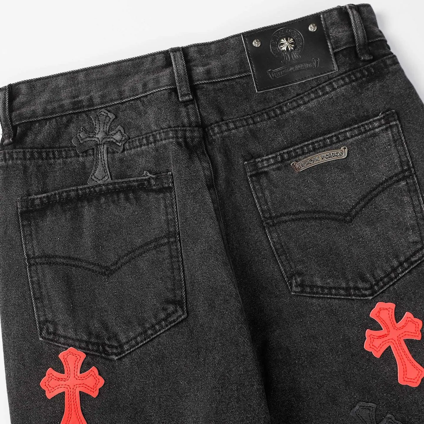 KE956 P240 The only correct leather label version on the market Chrome Hearts CH Red and black leather washed jeans Top ceiling quality 100% correct version The correct version is here!  Believe me this must be the best quality you will ever come across! ! Excellent value for money! !  Styles with different washes and textures are very friendly to people with thin legs and thick legs. The straight version is very flattering to the shape of the legs. The moderate length is timeless and easy to match. It is the basis of various styles and a must-have in the wardrobe! ! Add a little stacking to make the atmosphere easy to control. The fabric is stiff but the upper body is soft without losing texture. The sides and cuffs of some styles have a bone-wash effect. It’s really hard not to love it!  ✅Correctly customize the Croxin metal leather label on the back panel. It is definitely not sold directly with the cross on the finished jeans. 1:1 copying strives for excellence and the details are perfectly grasped. ✅The cross leather label is clear and smooth. Exquisite turning top craftsmanship. ✅Buttons, zippers and hardware are all customized versions of the Croxin LOGO. ✅High-cost washing process. Size: 28 30 32 34 36